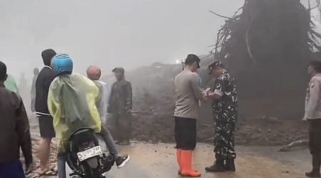 Salah satu titik yang tertutup material longsor di Piket Nol, Lumajang. (Foto: tangkapan layar).