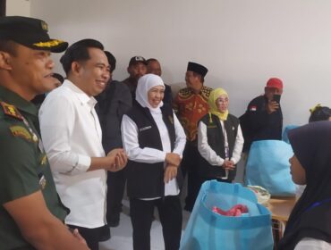 TINJAU: Gubernur Jawa Timur, Khofifah Indar Parawansa, saat meninjau sekolah rakyat di Jember, Kamis, (31/7/25) siang. (Foto: M. Abd Rozaq Mubarok).