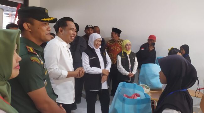 TINJAU: Gubernur Jawa Timur, Khofifah Indar Parawansa, saat meninjau sekolah rakyat di Jember, Kamis, (31/7/25) siang. (Foto: M. Abd Rozaq Mubarok).