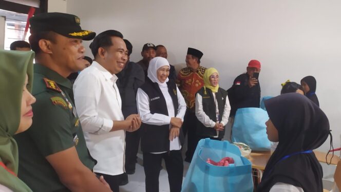 
					TINJAU: Gubernur Jawa Timur, Khofifah Indar Parawansa, saat meninjau sekolah rakyat di Jember, Kamis, (31/7/25) siang. (Foto: M. Abd Rozaq Mubarok).