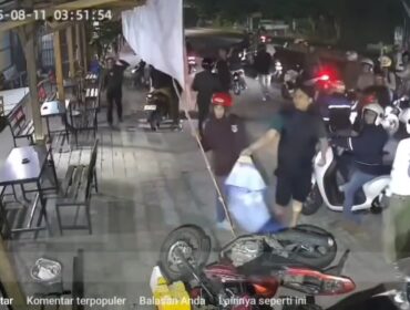 Tangkapan layar rekaman CCTV yang memperlihatkan aksi rombongan diduga suporter sepak bola mengobrak-abrik warung kopi di Gempol, Pasuruan.