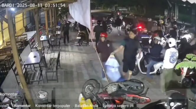 
					Tangkapan layar rekaman CCTV yang memperlihatkan aksi rombongan diduga suporter sepak bola mengobrak-abrik warung kopi di Gempol, Pasuruan.