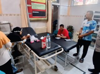 DIRAWAT: Bayi perempuan yang ditemukan di teras rumah warga mendapat perawatan di Puskesmas Kedopok, Kota Probolinggo. (foto: Hafiz Rozani)