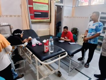 DIRAWAT: Bayi perempuan yang ditemukan di teras rumah warga mendapat perawatan di Puskesmas Kedopok, Kota Probolinggo. (foto: Hafiz Rozani)