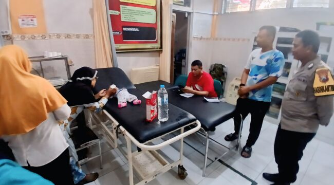 DIRAWAT: Bayi perempuan yang ditemukan di teras rumah warga mendapat perawatan di Puskesmas Kedopok, Kota Probolinggo. (foto: Hafiz Rozani)