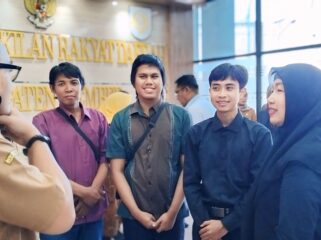 Untung Suropati, (baju ungu) usai Rapat Dengar Pendapat (RDP) bersama DPRD Jember, Senin (4/8/25). (Foto: M. Abd Rozaq Mubarok)
