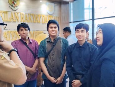 Untung Suropati, (baju ungu) usai Rapat Dengar Pendapat (RDP) bersama DPRD Jember, Senin (4/8/25). (Foto: M. Abd Rozaq Mubarok)

