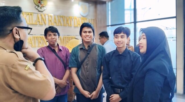 Untung Suropati, (baju ungu) usai Rapat Dengar Pendapat (RDP) bersama DPRD Jember, Senin (4/8/25). (Foto: M. Abd Rozaq Mubarok)
