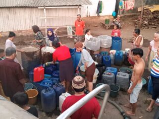DROPING: Petugas BPBD Kabupaten Probolinggo saat droping air bersih ke kawasan terdampak kekeringan. (foto: istimewa)