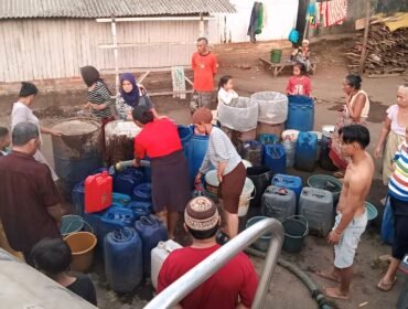 DROPING: Petugas BPBD Kabupaten Probolinggo saat droping air bersih ke kawasan terdampak kekeringan. (foto: istimewa)
