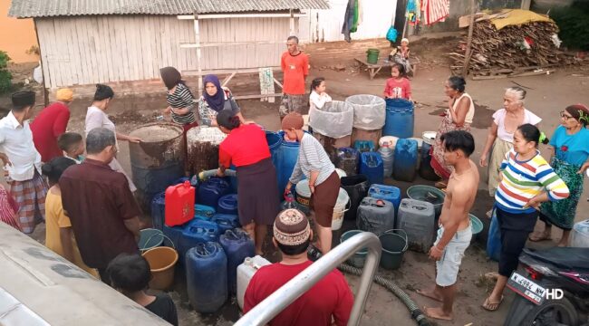 DROPING: Petugas BPBD Kabupaten Probolinggo saat droping air bersih ke kawasan terdampak kekeringan. (foto: istimewa)