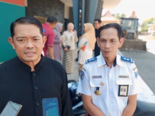 Kepala Dinas Perhubungan (Dishub) Kota Probolinggo, Agus Efendi (mengenakan baju gelap). (foto: Agus Efendi).
