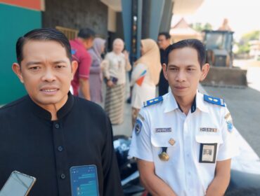 Kepala Dinas Perhubungan (Dishub) Kota Probolinggo, Agus Efendi (mengenakan baju gelap). (foto: Agus Efendi).

