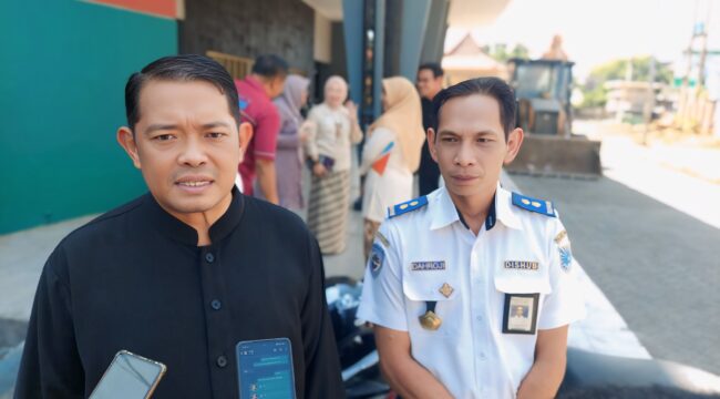 Kepala Dinas Perhubungan (Dishub) Kota Probolinggo, Agus Efendi (mengenakan baju gelap). (foto: Agus Efendi).
