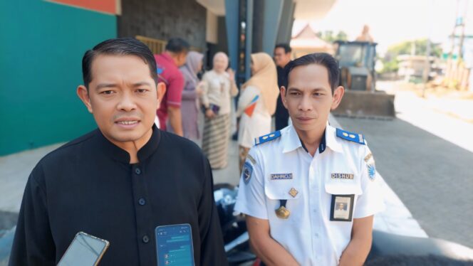
					Kepala Dinas Perhubungan (Dishub) Kota Probolinggo, Agus Efendi (mengenakan baju gelap). (foto: Agus Efendi).
