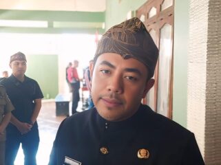 Bupati Probolinggo, Gus dr. Muhammad Haris atau Gus Haris saat hadiri Tari Sodoran di Balai Desa Jetak, Kecamatan Sukapura, Kabupaten Probolinggo, Sabtu (9/8/25) siang. (foto: Hafiz Rozani).
