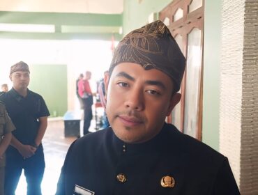 Bupati Probolinggo, Gus dr. Muhammad Haris atau Gus Haris saat hadiri Tari Sodoran di Balai Desa Jetak, Kecamatan Sukapura, Kabupaten Probolinggo, Sabtu (9/8/25) siang. (foto: Hafiz Rozani).