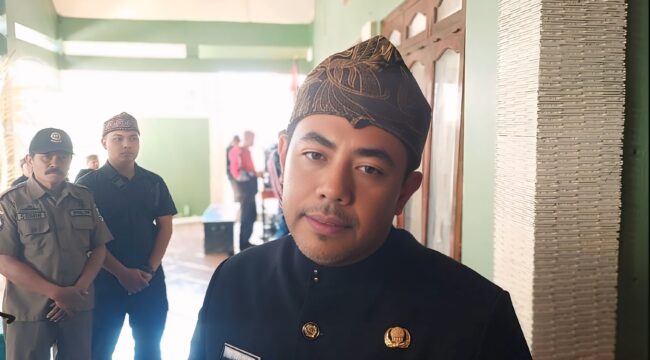Bupati Probolinggo, Gus dr. Muhammad Haris atau Gus Haris saat hadiri Tari Sodoran di Balai Desa Jetak, Kecamatan Sukapura, Kabupaten Probolinggo, Sabtu (9/8/25) siang. (foto: Hafiz Rozani).