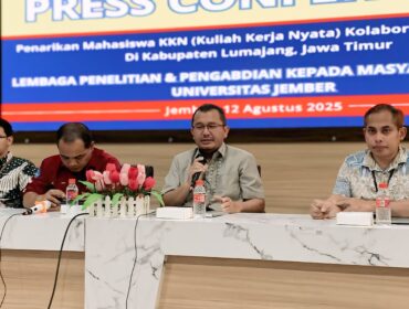 RILIS: LP2M UNEJ menggelar rilis pers soal pemulangan mahasiswa KKN dari wilayah Lumajang, Selasa (12/8/25) siang. (Foto: M. Abd. Rozaq Mubarok)