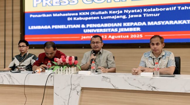 RILIS: LP2M UNEJ menggelar rilis pers soal pemulangan mahasiswa KKN dari wilayah Lumajang, Selasa (12/8/25) siang. (Foto: M. Abd. Rozaq Mubarok)