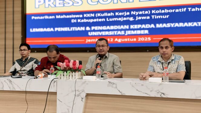 
					RILIS: LP2M UNEJ menggelar rilis pers soal pemulangan mahasiswa KKN dari wilayah Lumajang, Selasa (12/8/25) siang. (Foto: M. Abd. Rozaq Mubarok)