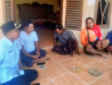 Petugas Basarnas, BPBD, dan perangkat desa mendatangi rumah Muhammad (69), nelayan Desa Kapasan, Nguling, yang ditemukan selamat setelah terombang-ambing di laut akibat mesin perahu rusak.