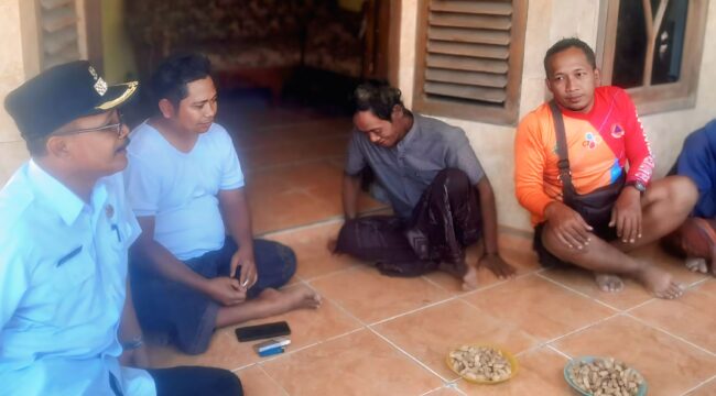 Petugas Basarnas, BPBD, dan perangkat desa mendatangi rumah Muhammad (69), nelayan Desa Kapasan, Nguling, yang ditemukan selamat setelah terombang-ambing di laut akibat mesin perahu rusak.