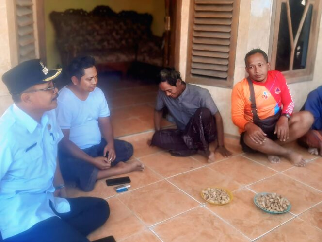 
					Petugas Basarnas, BPBD, dan perangkat desa mendatangi rumah Muhammad (69), nelayan Desa Kapasan, Nguling, yang ditemukan selamat setelah terombang-ambing di laut akibat mesin perahu rusak.