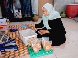 Lamisih (46), warga Desa Pakel, Kecamatan Gucialit, Lumajang dengan gula aren yang diproduksinya. (Foto : Asmadi)