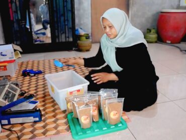 Lamisih (46), warga Desa Pakel, Kecamatan Gucialit, Lumajang dengan gula aren yang diproduksinya. (Foto : Asmadi)