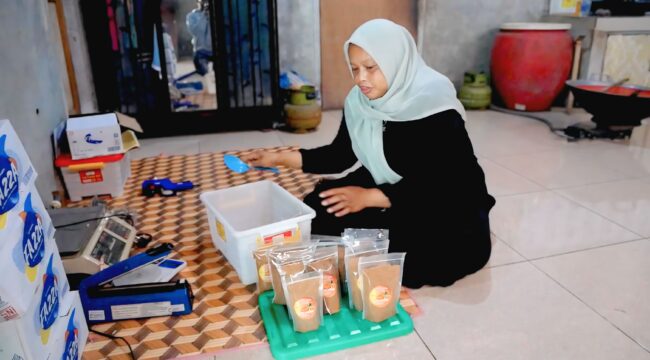 Lamisih (46), warga Desa Pakel, Kecamatan Gucialit, Lumajang dengan gula aren yang diproduksinya. (Foto : Asmadi)