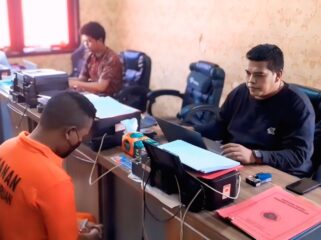 Tersangka saat dimintai keterangan oleh polisi.