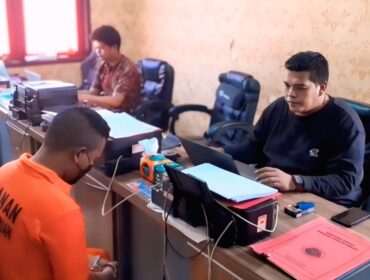 Tersangka saat dimintai keterangan oleh polisi.
