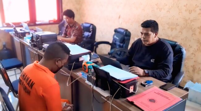 Tersangka saat dimintai keterangan oleh polisi.