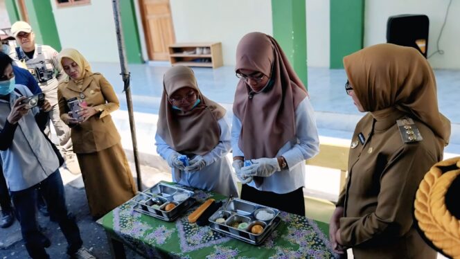 
					Pemerintah Kabupaten Lumajang terus mempercepat realisasi program Sentra Pangan dan Pemenuhan Gizi (SPPG) untuk meningkatkan akses gizi seimbang bagi masyarakat, khususnya anak sekolah dan ibu hamil (Foto: Asmadi).