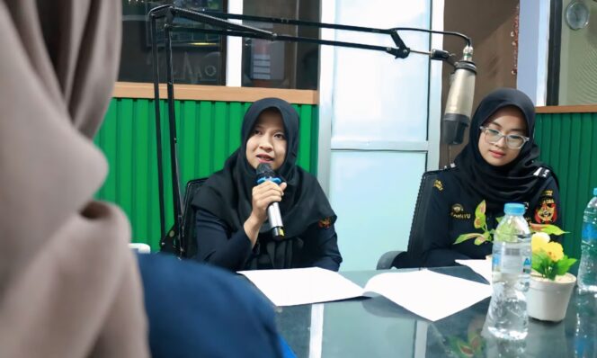 
					SOSIALISASI: Pengadministrasi Perkantoran KPPBC Tipe Madya Pabean C Probolinggo, Dwi Rahayu Nandayani (pegang mic) dan Penata Layanan Operasional KPPBC Tipe Madya Pabean C Probolinggo, Lolyta Hapsari Putri, saat memberikan sosialisasi bahaya peredaran rokok ilegal di studio Bromo FM Kraksaan, Selasa (26/8/2025) pagi. (Foto: Diskominfo Kab. Probolinggo).