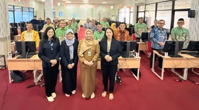 ASSESMENT: Para pejabat di lingkungan Pemkab Probolinggo saat mengikuti assesment di kantor UPT Pusat Penilaian Pegawai BKD Provinsi Jawa Timur di Surabaya. (foto: Diskominfo Kabupaten Probolinggo). 
