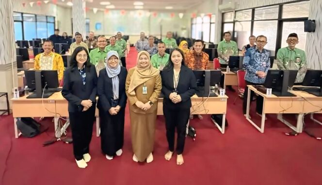 
					ASSESMENT: Para pejabat di lingkungan Pemkab Probolinggo saat mengikuti assesment di kantor UPT Pusat Penilaian Pegawai BKD Provinsi Jawa Timur di Surabaya. (foto: Diskominfo Kabupaten Probolinggo). 

