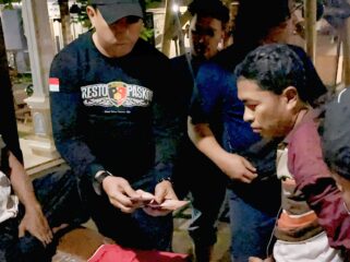 Petugas Satreskrim Polres Pasuruan Kota mengamankan pelaku.