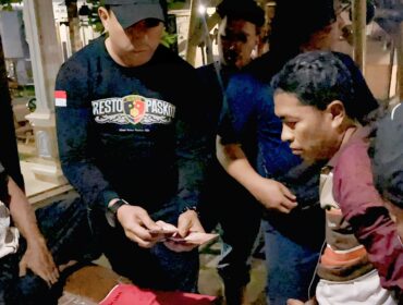 Petugas Satreskrim Polres Pasuruan Kota mengamankan pelaku.