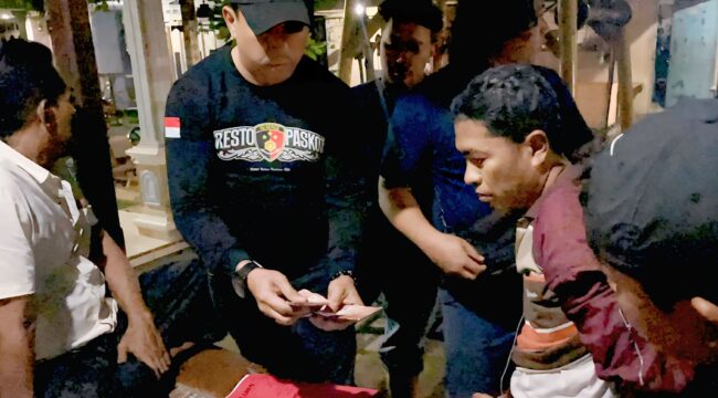 Petugas Satreskrim Polres Pasuruan Kota mengamankan pelaku.