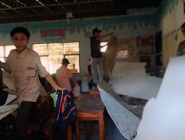 AMBRUK: Kondisi ruang kelas SMAN 1 Tiris, Kabupaten Probolinggo pasca ambruknya plafon. (Foto: Istimewa).
