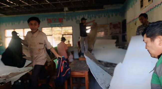 AMBRUK: Kondisi ruang kelas SMAN 1 Tiris, Kabupaten Probolinggo pasca ambruknya plafon. (Foto: Istimewa).
