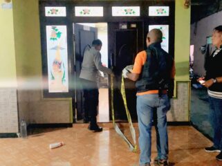 STERIL: Anggota Polres Probolinggo Kota saat memasang garis polisi di lokasi ledakan bondet. (foto: Hafiz Rozani).