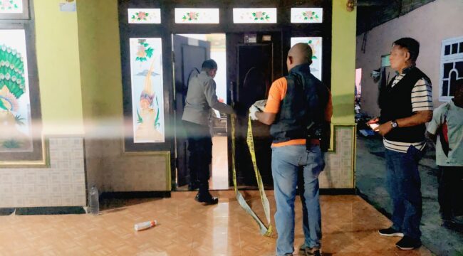 STERIL: Anggota Polres Probolinggo Kota saat memasang garis polisi di lokasi ledakan bondet. (foto: Hafiz Rozani).