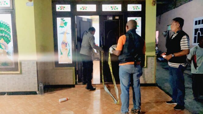 
					STERIL: Anggota Polres Probolinggo Kota saat memasang garis polisi di lokasi ledakan bondet. (foto: Hafiz Rozani).