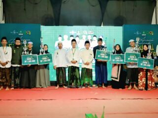 TERBAIK: Enam kader dakwah terbaik foto bersama panitia pasca dinyatakan sebagai pemenang ajang Festival Da’i Muda LDNU Kraksaan 2025. (foto: Istimewa).