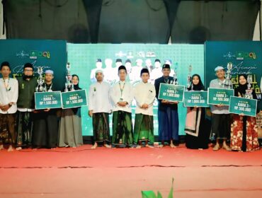 TERBAIK: Enam kader dakwah terbaik foto bersama panitia pasca dinyatakan sebagai pemenang ajang Festival Da’i Muda LDNU Kraksaan 2025. (foto: Istimewa).