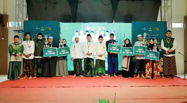 TERBAIK: Enam kader dakwah terbaik foto bersama panitia pasca dinyatakan sebagai pemenang ajang Festival Da’i Muda LDNU Kraksaan 2025. (foto: Istimewa).