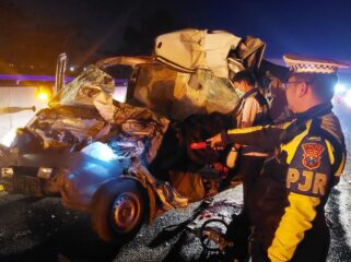 RINGSEK: Kondisi kendaraan rusak parah usai alami kecelakaan di Tol Gempol-Pasuruan. (foto: Moh. Rois)